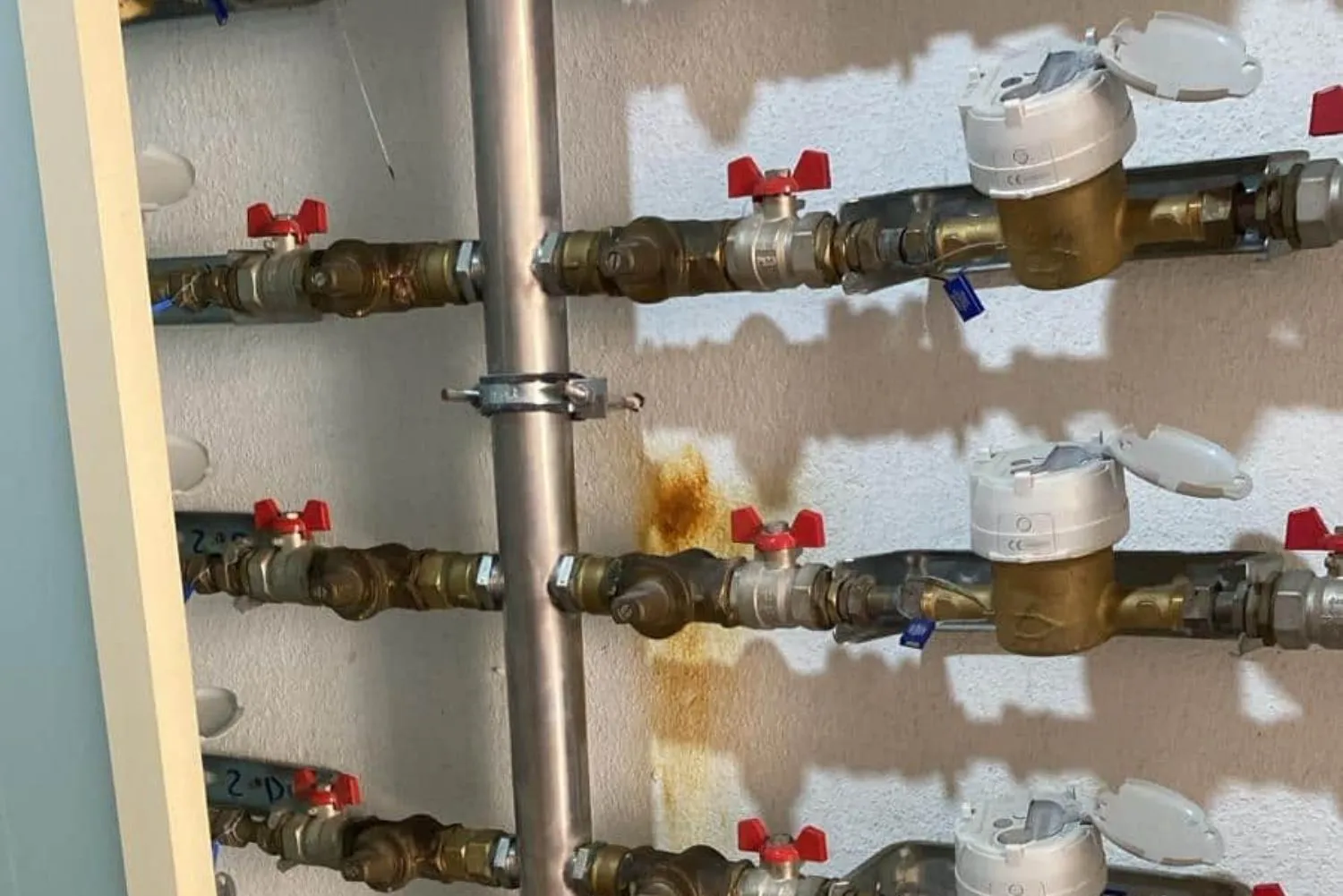 COLUNA DE ÁGUA PRÉDIO PREÇO – SUBSTITUIÇÃO E REPARAÇÃO DE COLUNAS PREDIAIS Técnico especializado em reparação e substituição de colunas de água em prédios com atendimento 24 horas