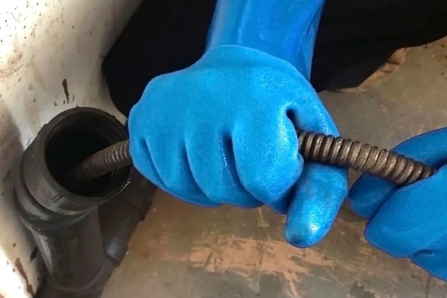 DESENTUPIMENTO DE CANOS E TUBAGENS – SOLUÇÃO RÁPIDA E SEM DANOS! Técnico especializado a realizar desentupimento de canos com equipamento de alta pressão.