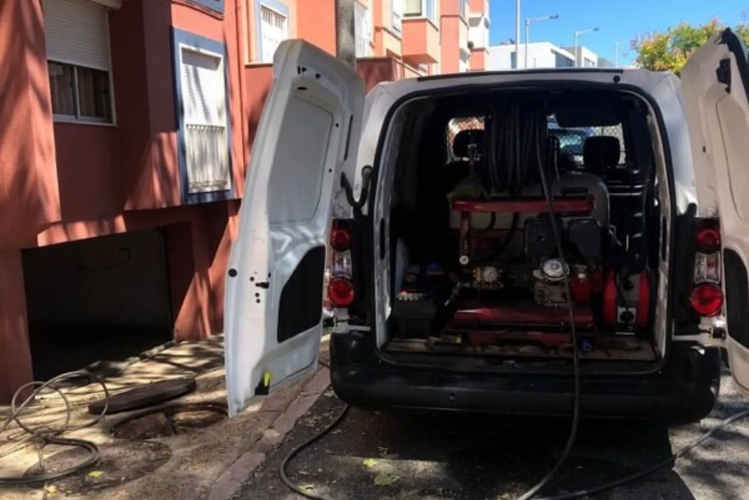 Serviço urgente de desentupimento de esgotos em condomínios residenciais